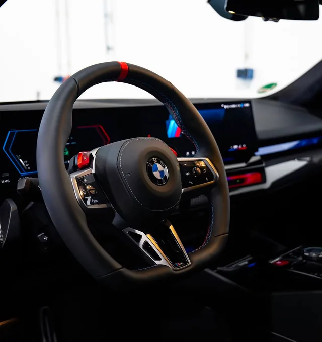 Lenkrad und Displays im Cockpit eines BMW M5