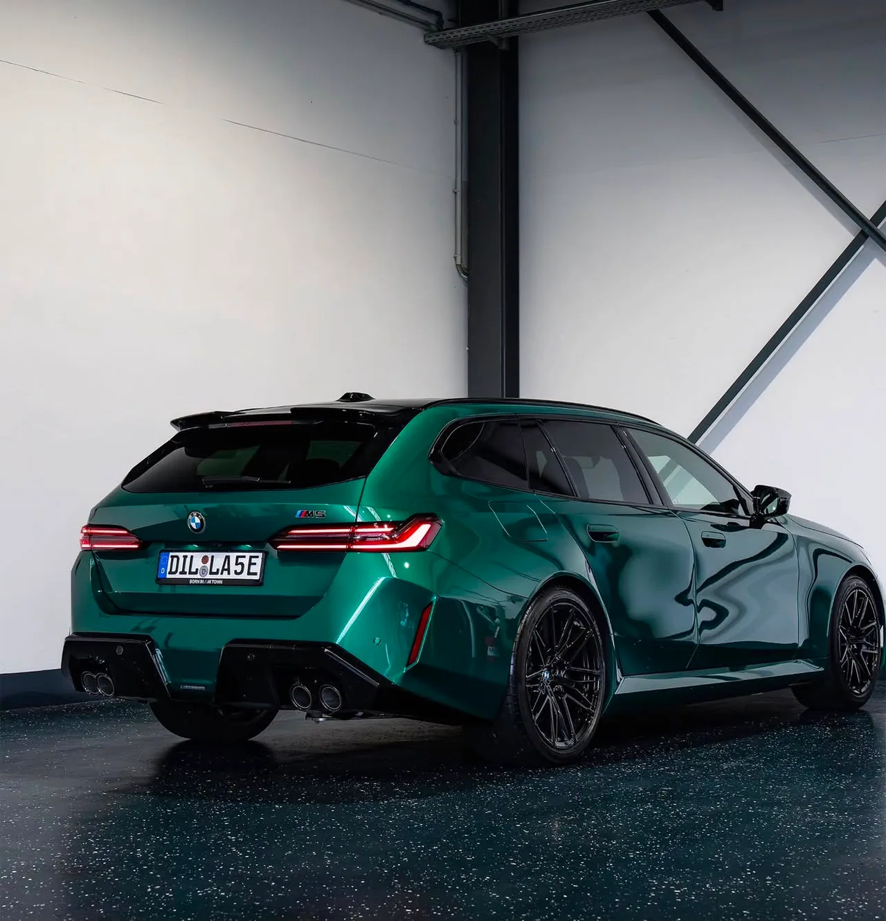 BMW M5 Touring in British Racing Green mit tiefem Glanz im Studio