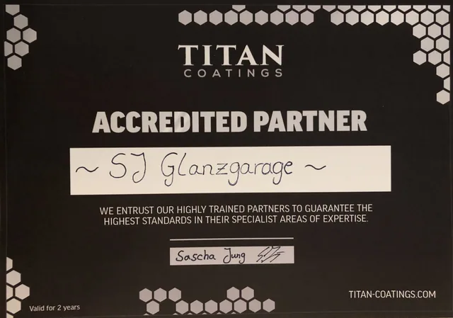 Urkunde Accredited Partner von Titan Coatings für die SJ Glanzgarage