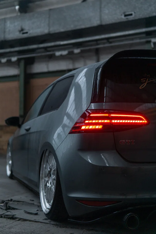 Heck eines grauen Golf GTI mit getöntem Glas und SJ Glanzgarage Schriftzug