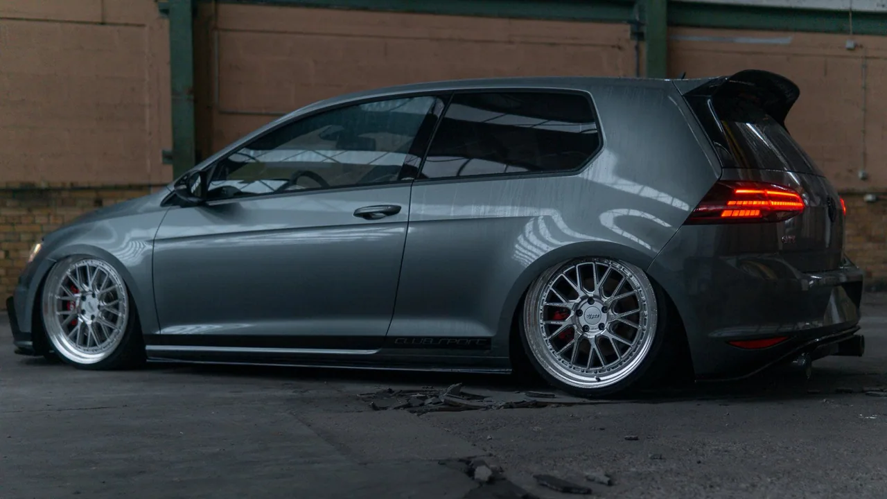 Grauer VW Golf GTI Clubsport mit Tiefenglanz im Seitenprofil