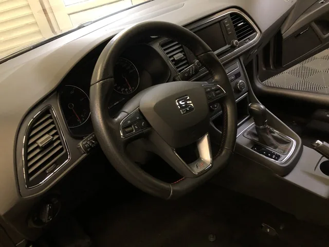 Sauberes Cockpit mit Lenkrad und Mittelkonsole eines SEAT Leon FR