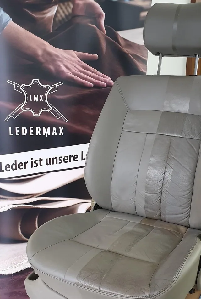 Ledersitz neben einem Ledermax Aufsteller im Studio
