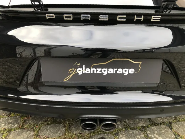 Heck eines schwarzen Porsche mit spiegelndem Lack
