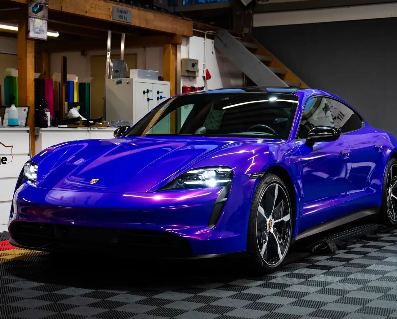 Violett folierter Porsche Taycan mit Hochglanz im Studio